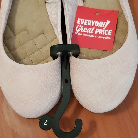 Flats - Picture 2 of 3